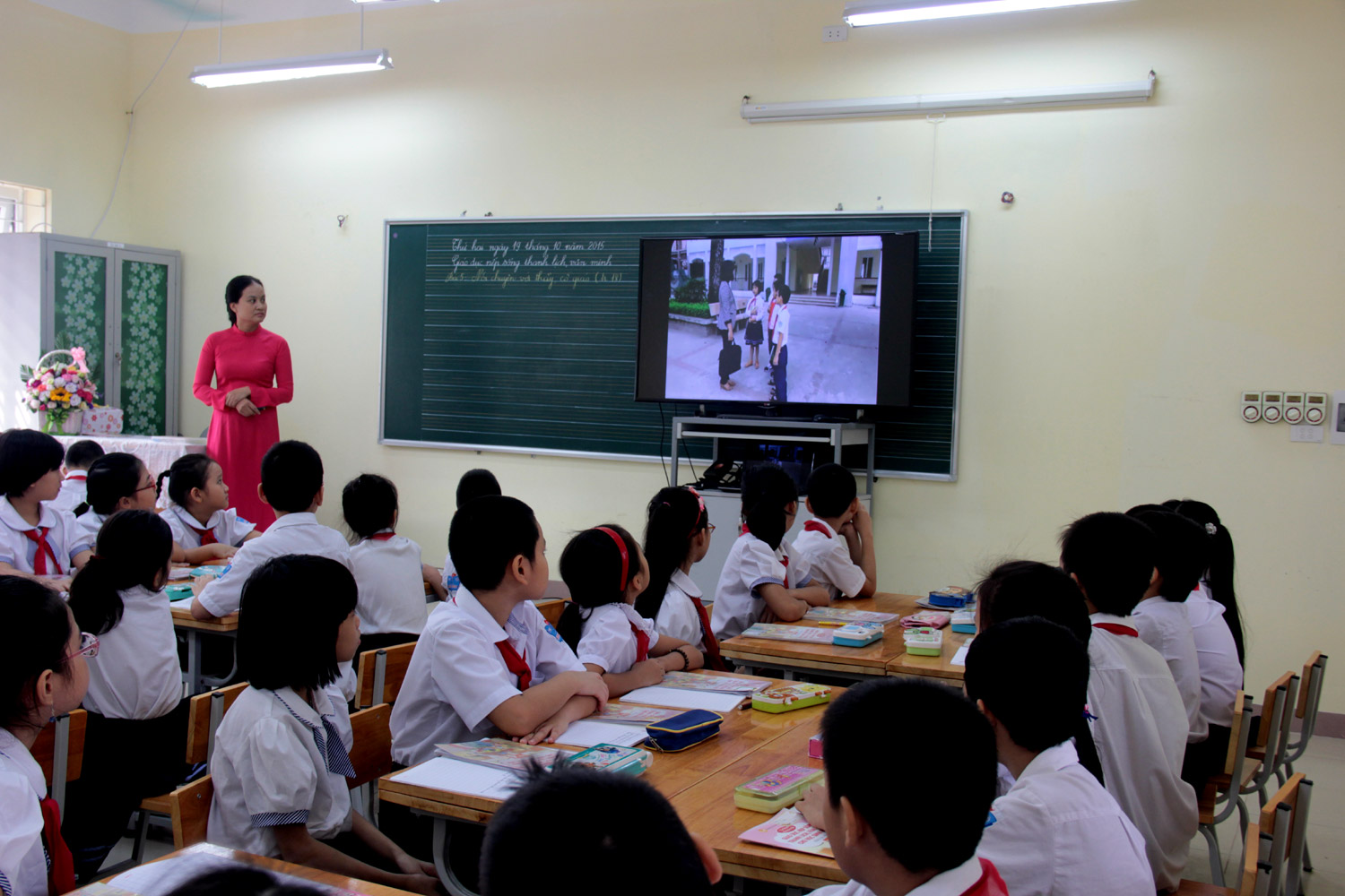 Cô giáo Kim Thoa và các em học sinh lớp 4A2 trong tiết thi GVG môn Thanh lịch - Văn minh